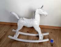 Koń na biegunach Stary biały drewniany vintage