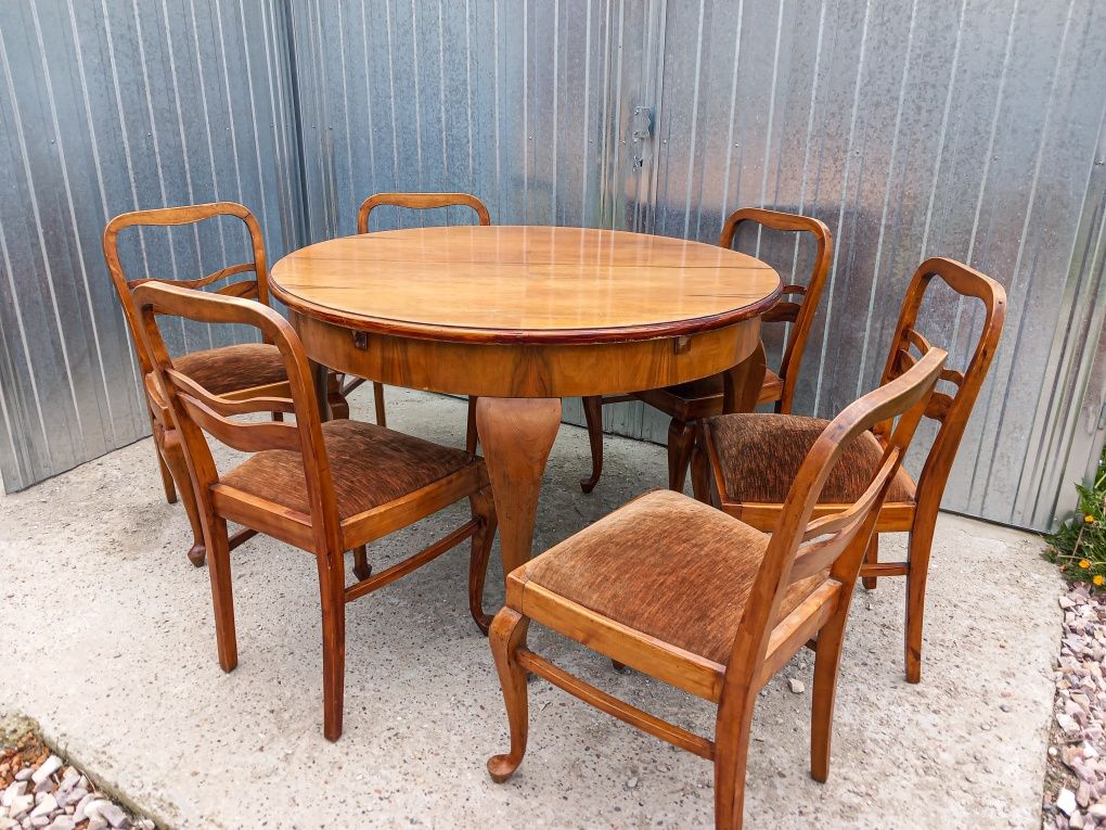 Okrągły, rozkładany stół z '60 z krzesłami.