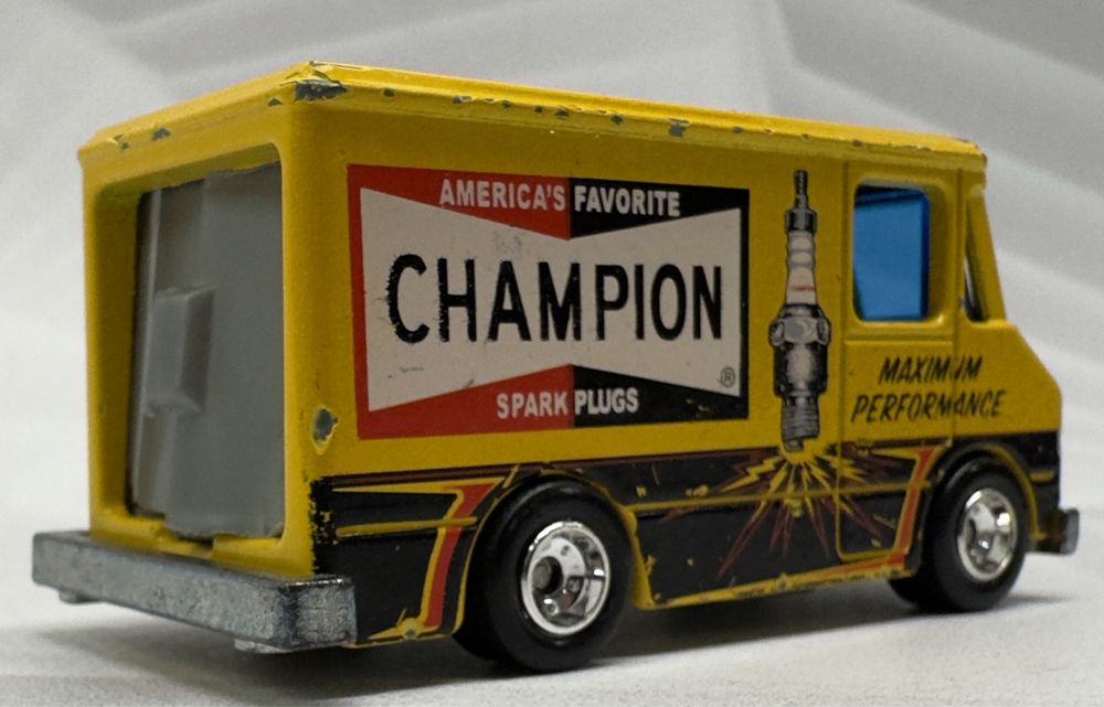 Коленційна машика Hot Wheels 1976 Delivery Van Champion Spark Plugs