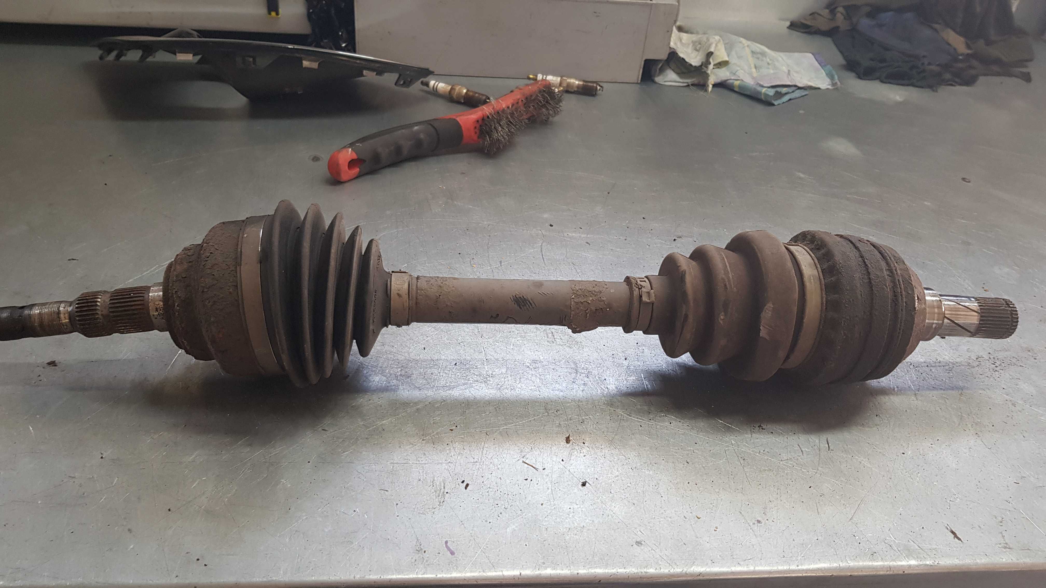 Opel Zafira A  2.2 Zaciski hamulcowe tył sprężyny stabilizator półoś