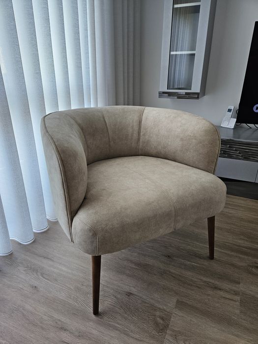 Cadeirão com pés em nogueira