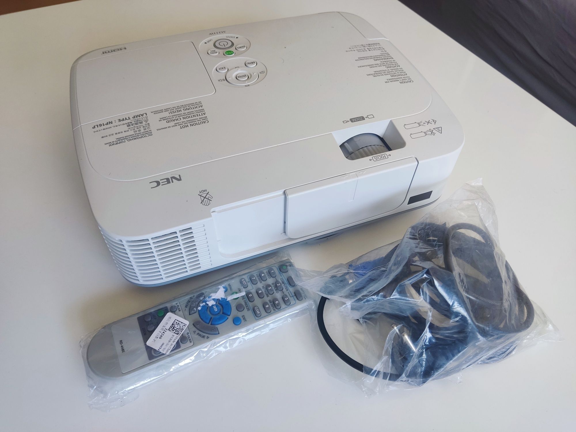 Projektor multimedialny HD NEC biały jak nowy torba pilot kable