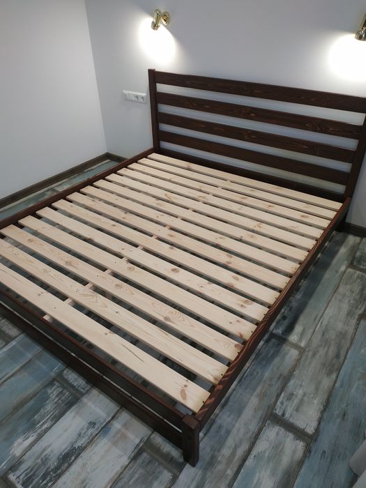 Двоспальне ліжко з масиву дерева