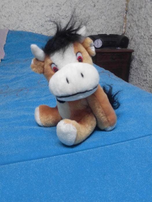 Vários peluches e brinquedos