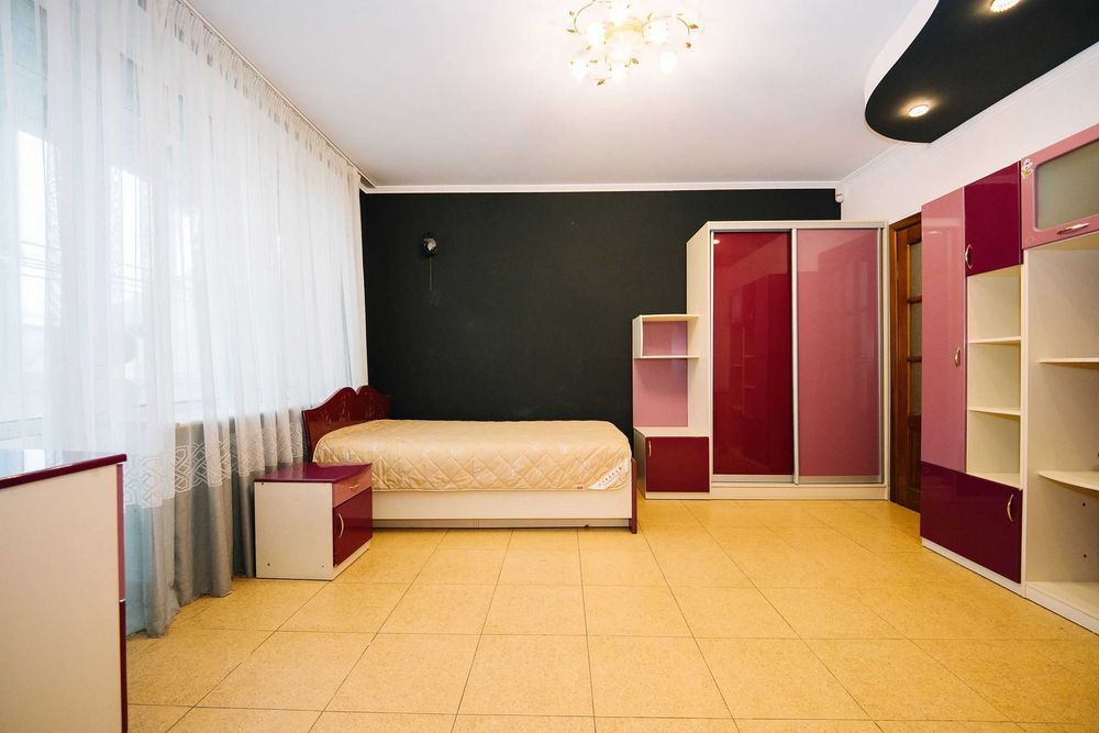 Простора дворівнева квартира в центрі!