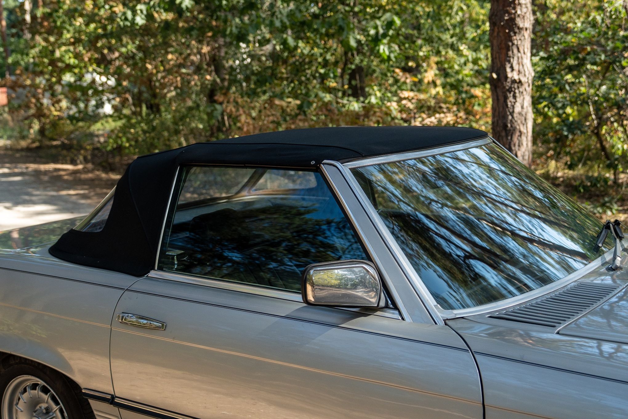 Mercedes-Benz SL Mercedes R107 gotowy na przejażdżki pod gołym niebem