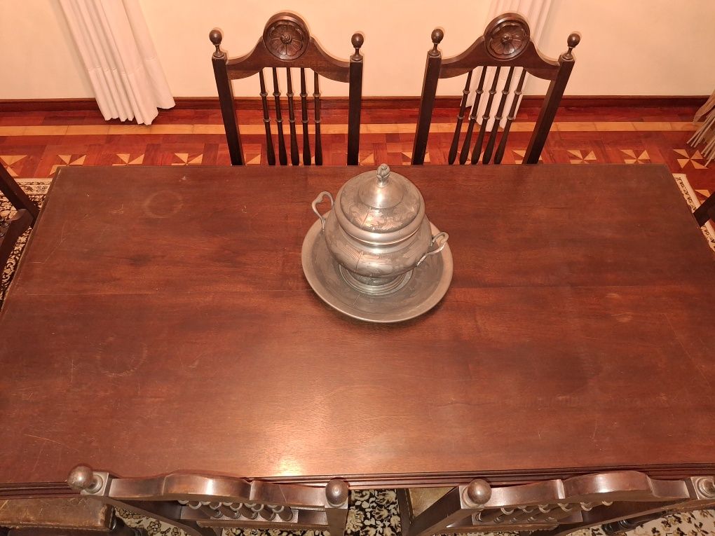 Mesa de sala com cadeiras