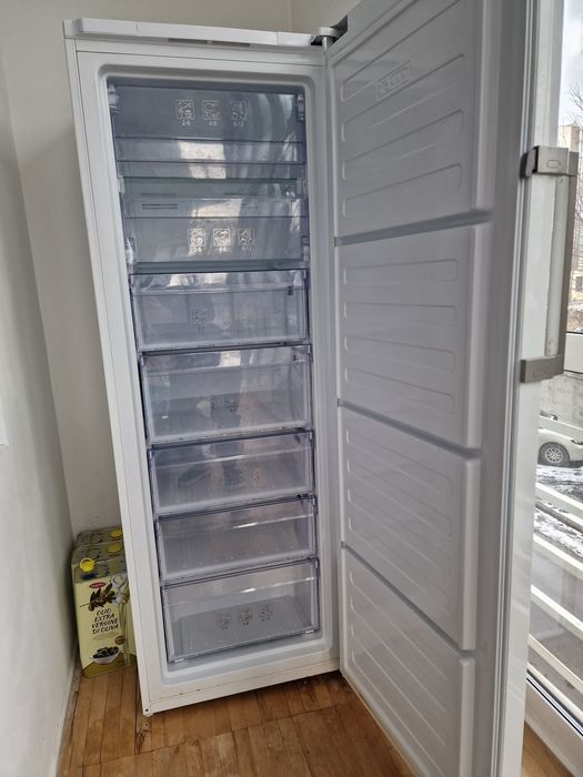 Продам морозилку Beko RFNE290E23W.