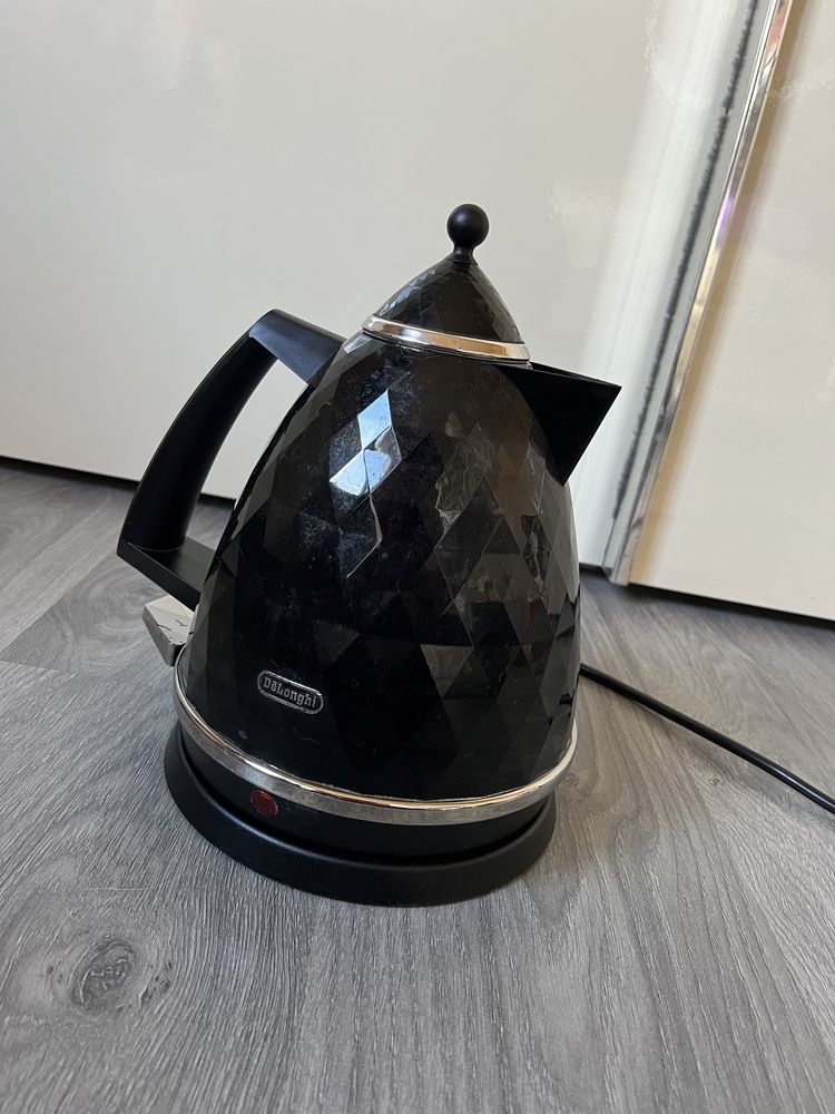 Електрочайник Delonghi