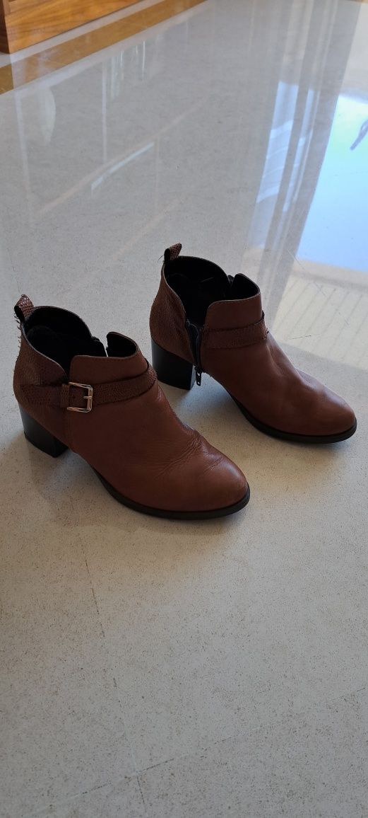 Botins em pele camel