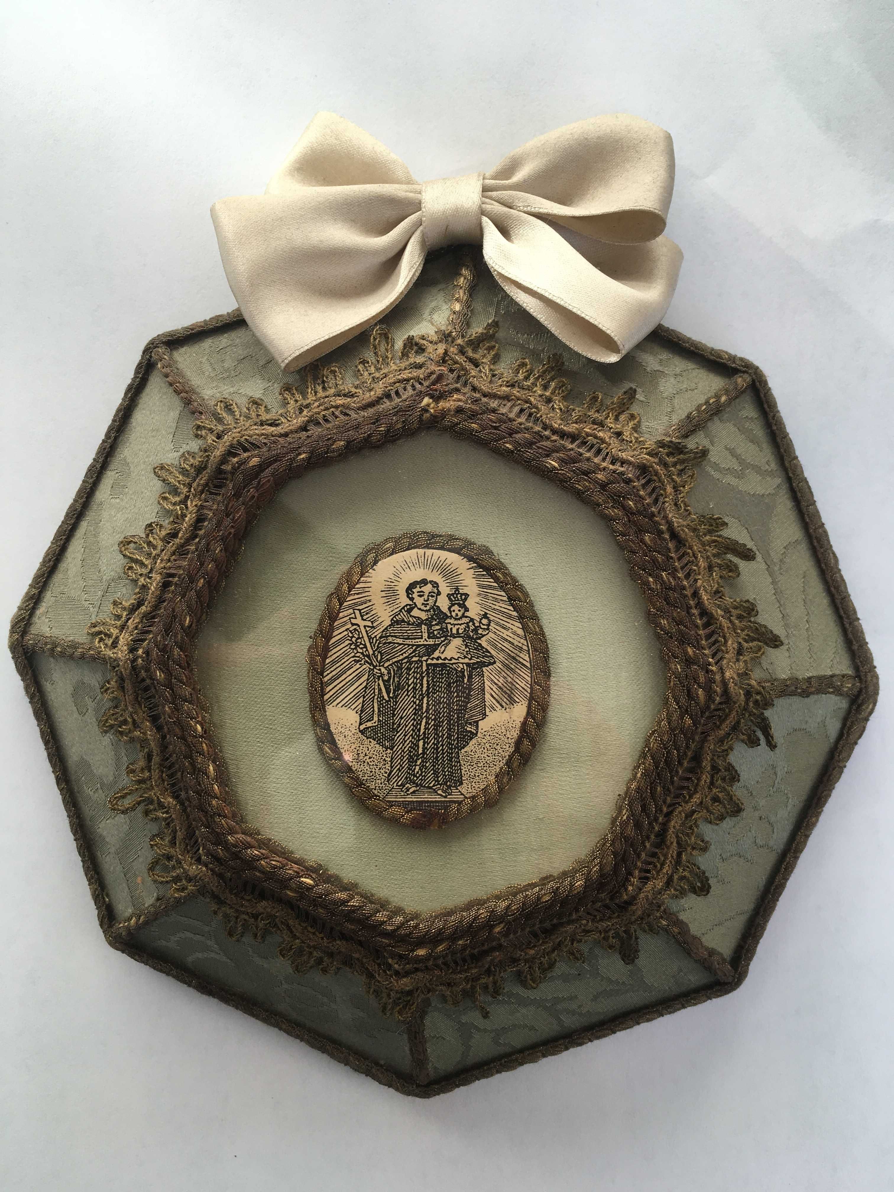 Relicário com estampa de Santo Antônio