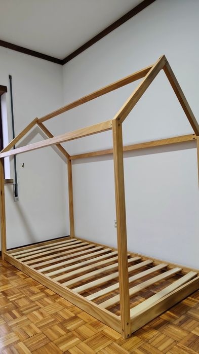Cama Montessori de madeira, quase nova.