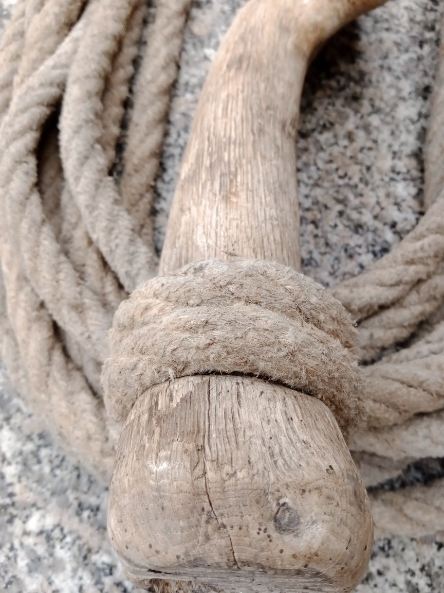 Stara lina z hakiem do rublowania fury z sianem