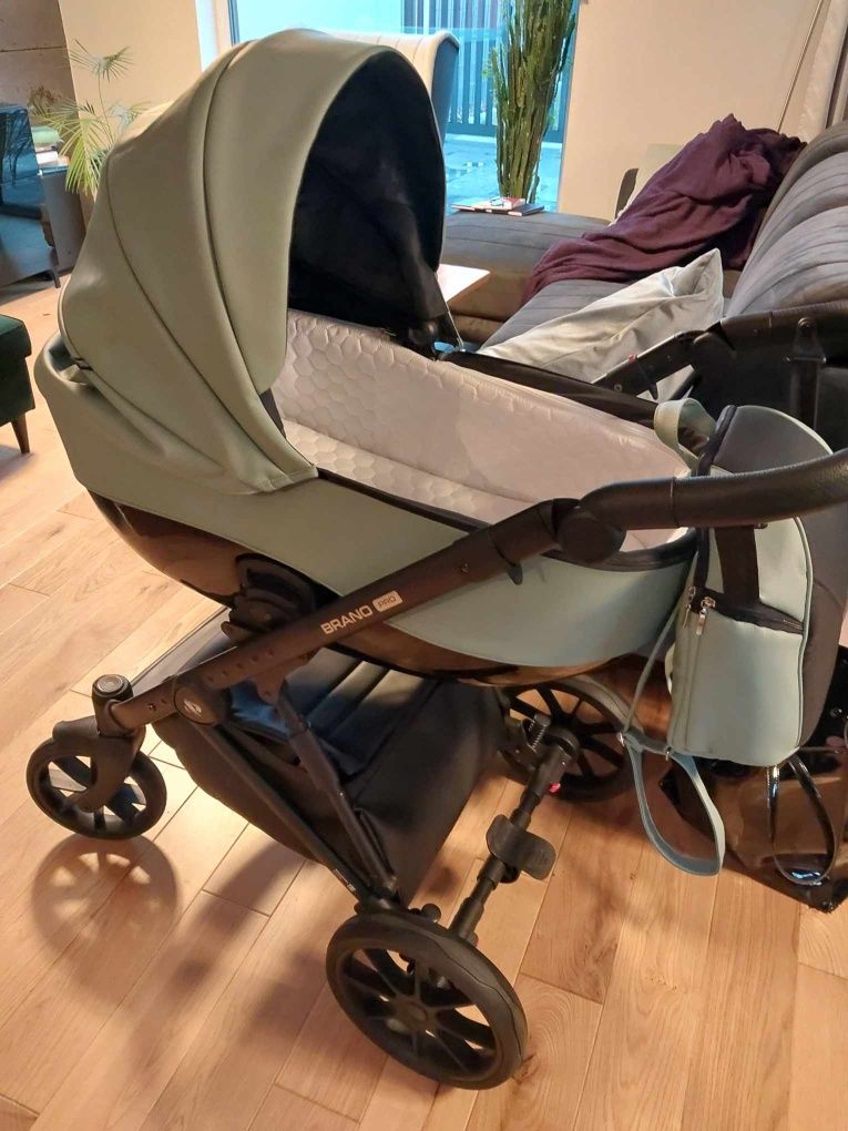 Wózek dla niemowlaka atutem jest duża gondola oraz duża spacerówka