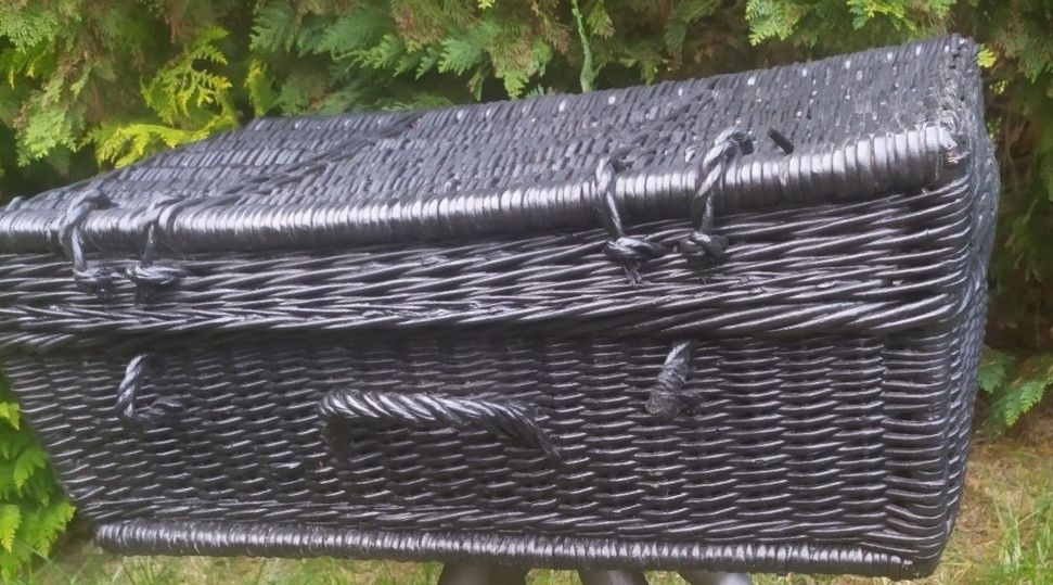 duży wiklinowy Kufer Skrzynia Kosz zamykany malowany na czarno