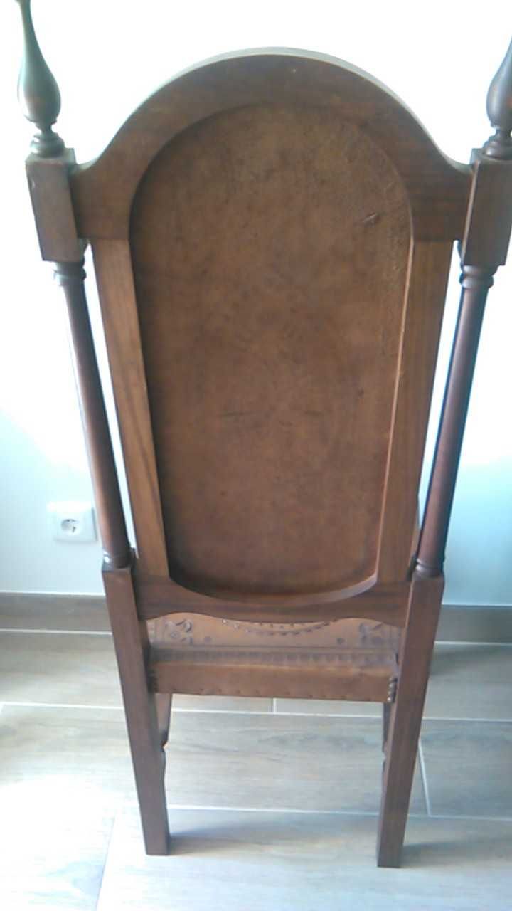 Cadeiras maciças com assento e encosto em pele (redução de preço)