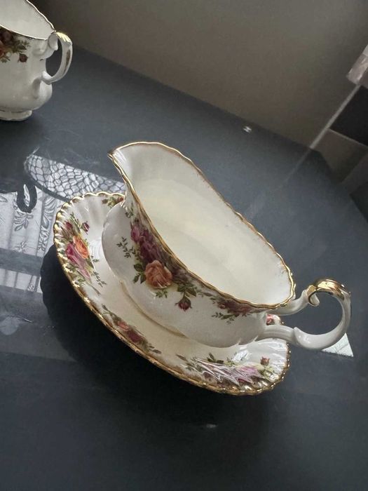 Посуд з кістяного фарфору Royal Albert Old Country Roses, Англія