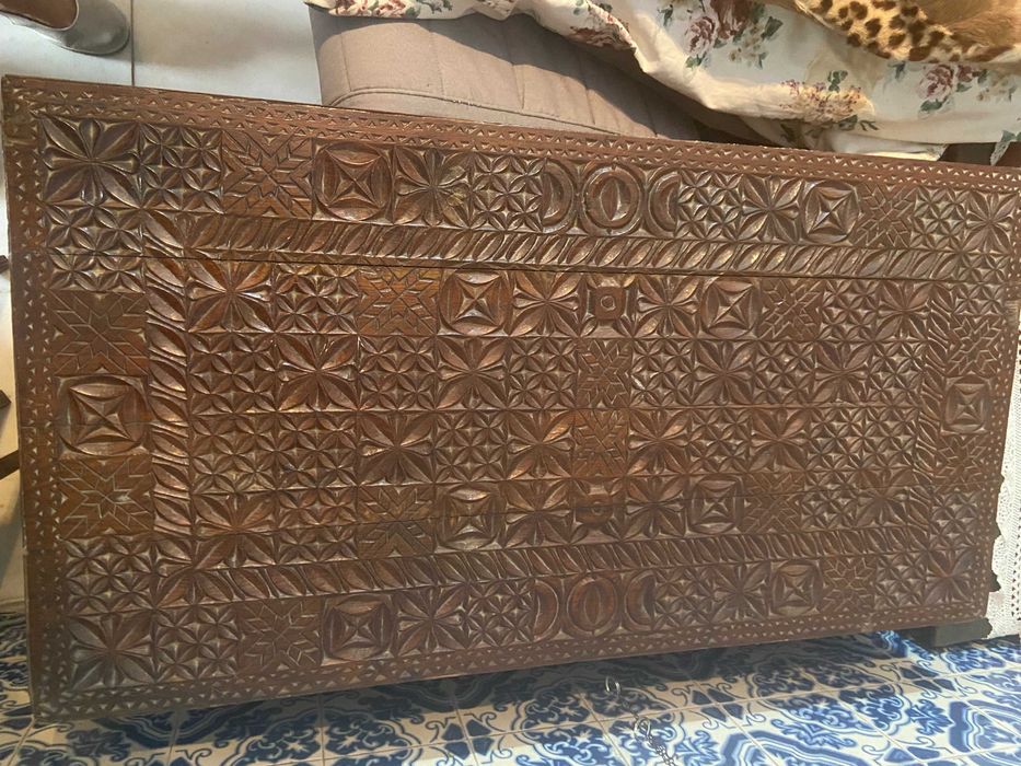 Arca antiga, madeira, toda trabalhada, mesmo atrás. 102x53x53cm