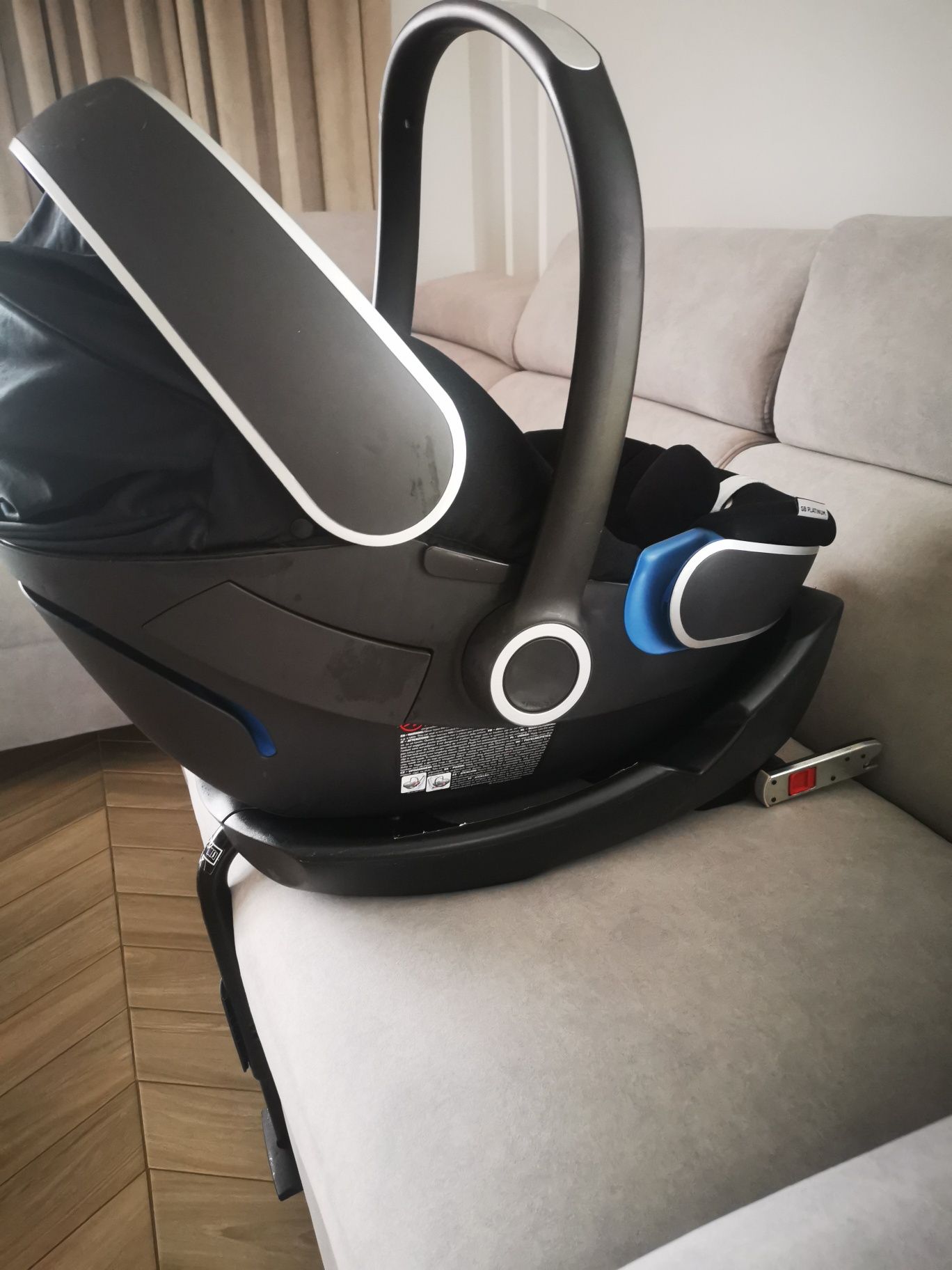 Sprzedam fotelik samochodowy z bazą isofix