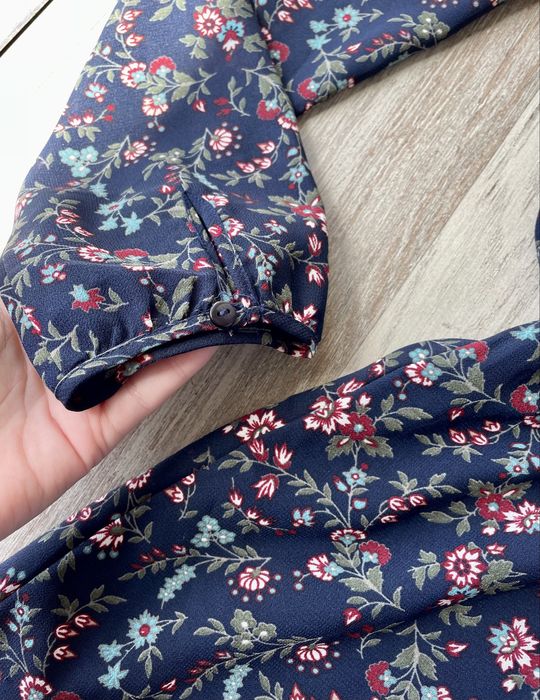 Vestido azul marinho com flores (Stradivarius, tamanho L)