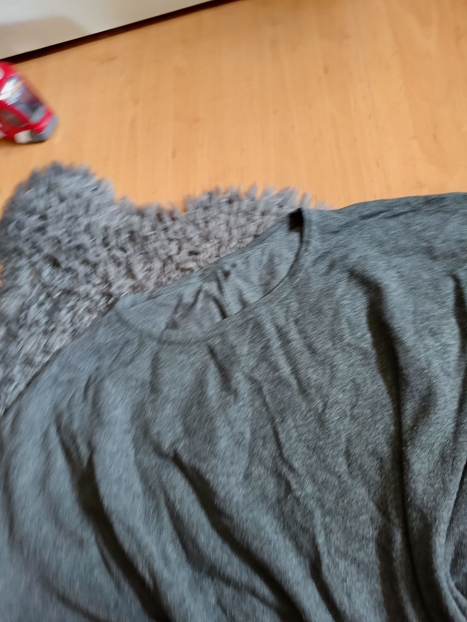 Szary luźny sweter oversize z szerokim rękawem