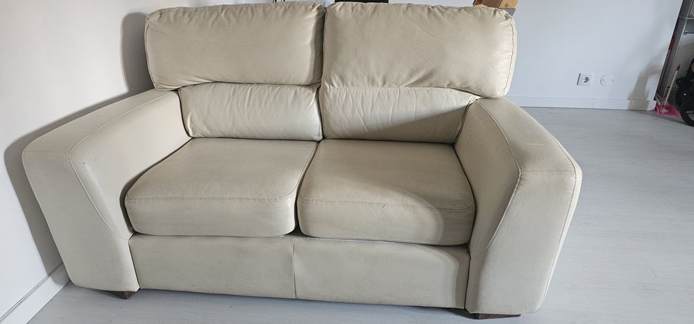 Sofá Elegante de Couro - Conforto e Estilo Moderno por Preço Acessível