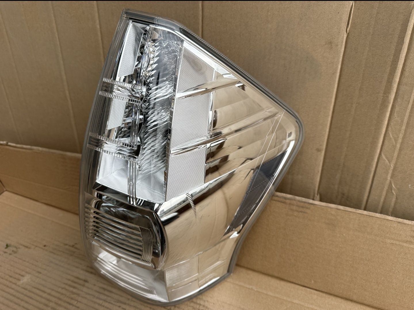 Lampa tylna Toyota prius plus