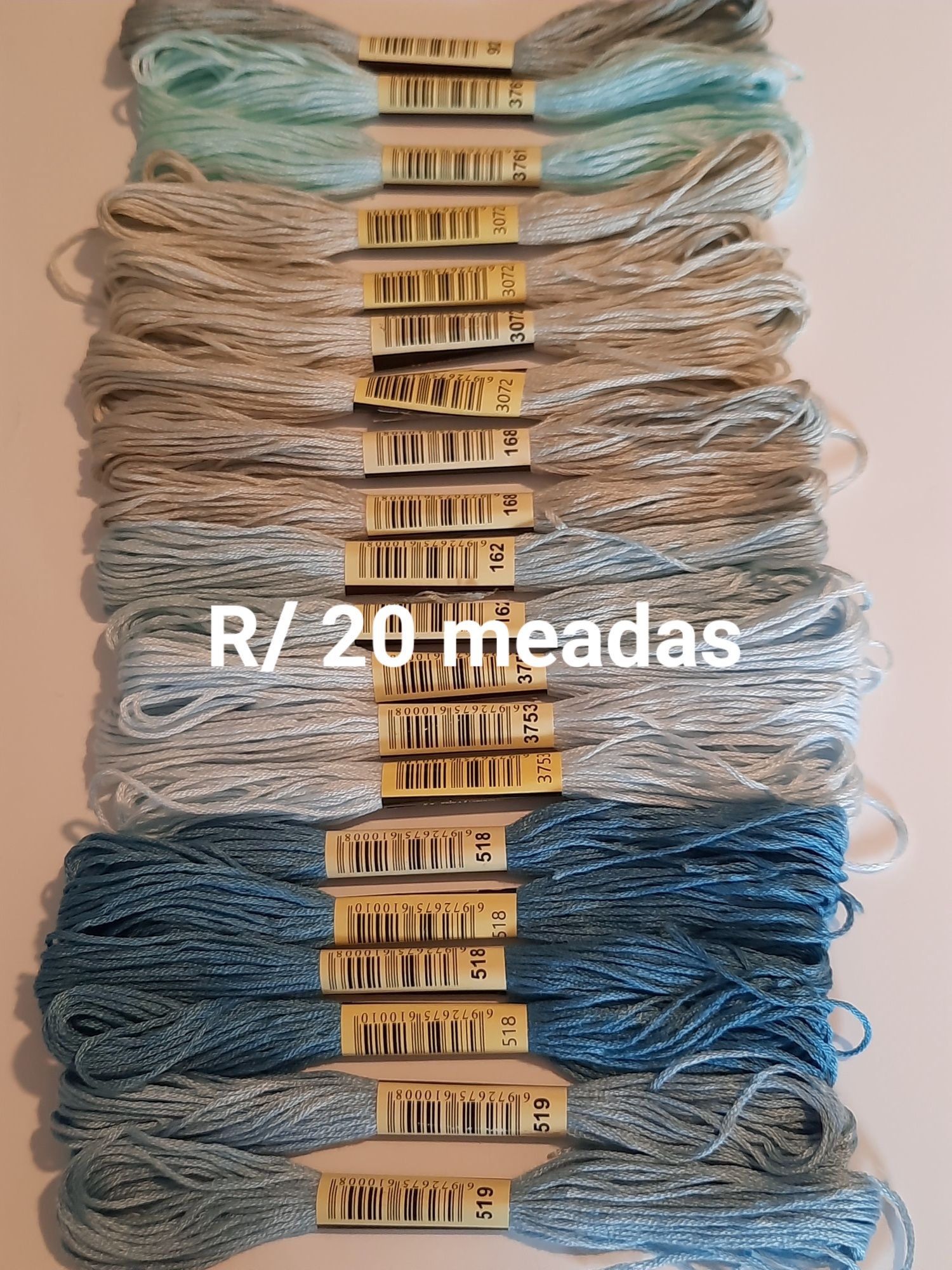 20 meadas de fio para bordados, ponto cruz e costura. 
Várias cores di