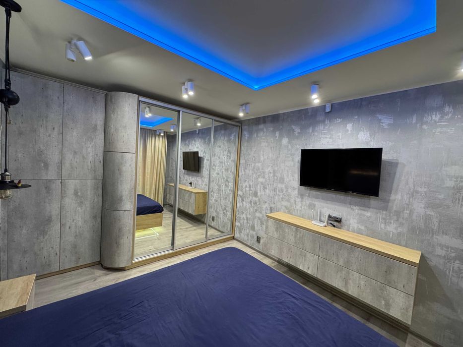 Меблі в спальню (кровать, шкаф купе, тумби, комод)