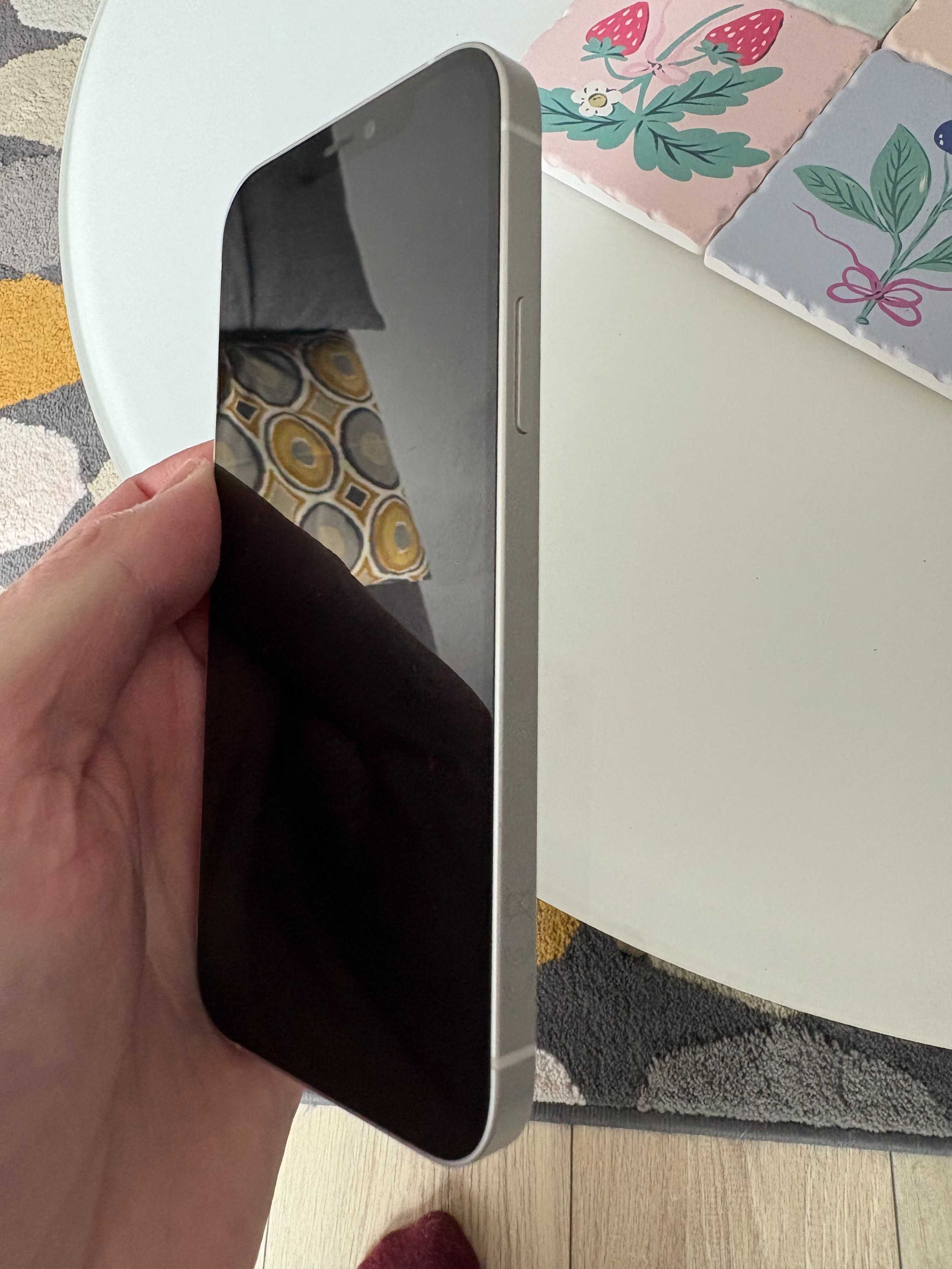 iPhone 12 128 GB Biały-stan bdb. + kable i ładowarka - kot jest tłem:)