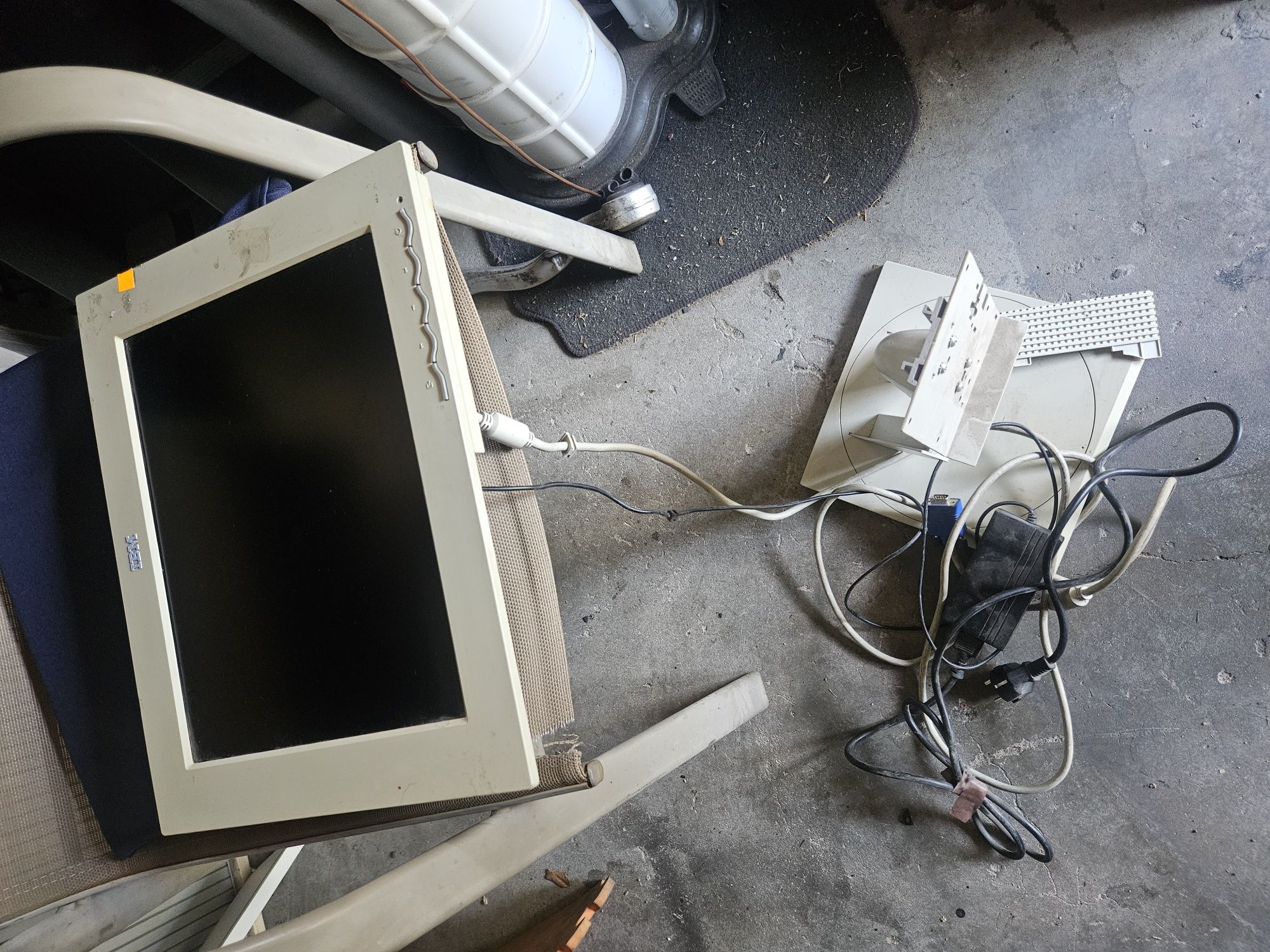 Stary monitor IBM