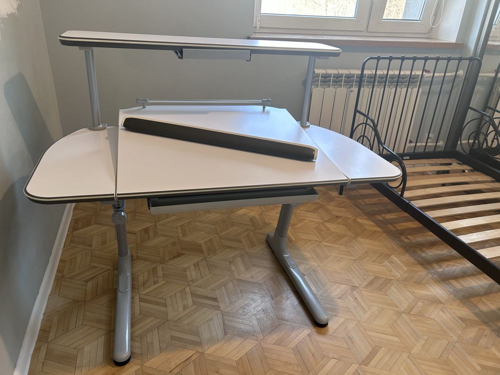 Meyor biurko z nadstawką regulowane  , krzesło regulowane .