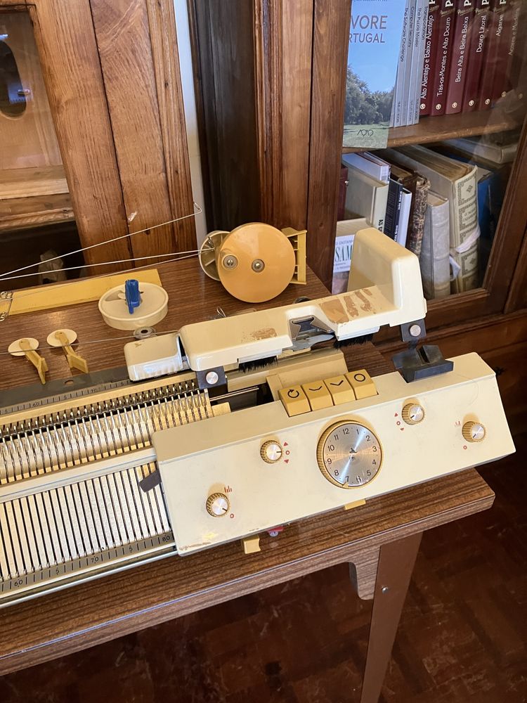 Máquina de tricotar a funcionar - Singer Passap