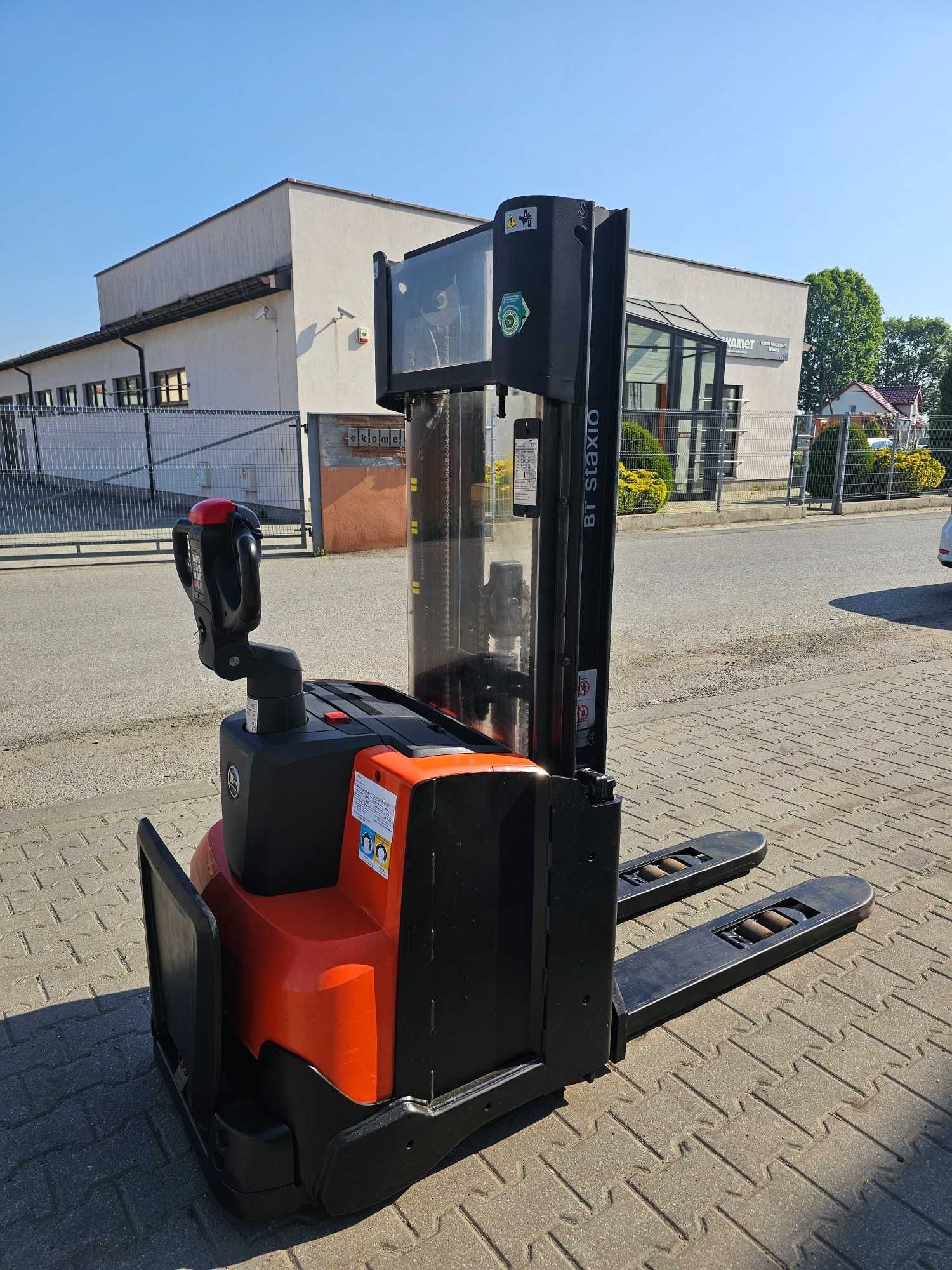 Paleciak elektryczny masztowy wózek widłowy Toyota Triplex 3,7m unosze