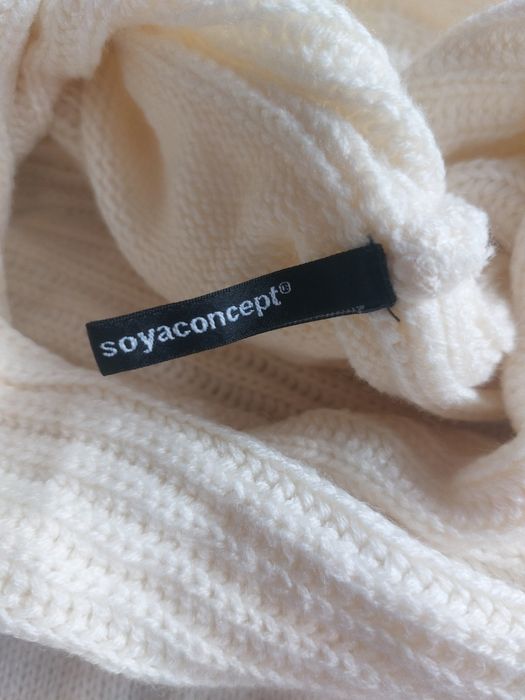 Długi sweter z szerokim golfem