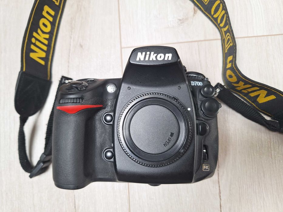 Nikon D700 + Nikkor 50mm f1.8 G + grip MB-D10 + gratisy