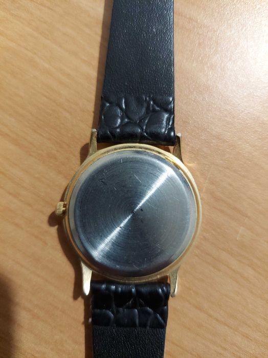 Relógio clássico mostrador negro e dourado