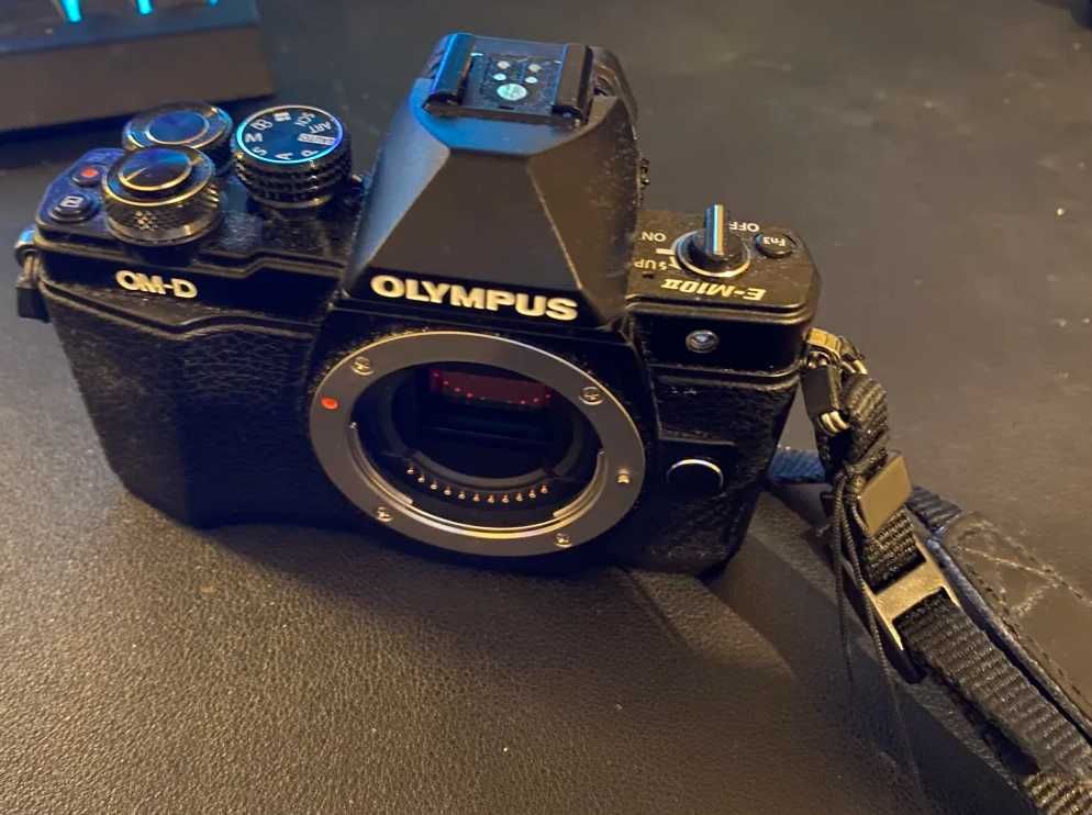 Bundle camera Olympus OMD EM10-II, lente 14-42mm, Flash e acessórios