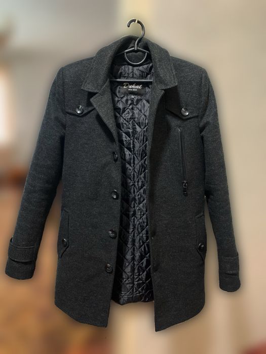 Чоловіче чорне пальто