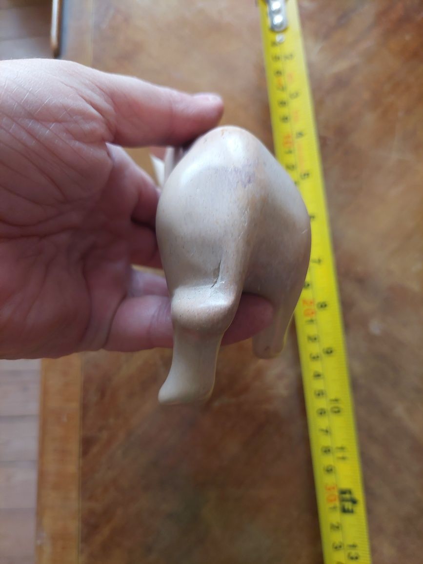 Escultura rinoceronte pedra?
