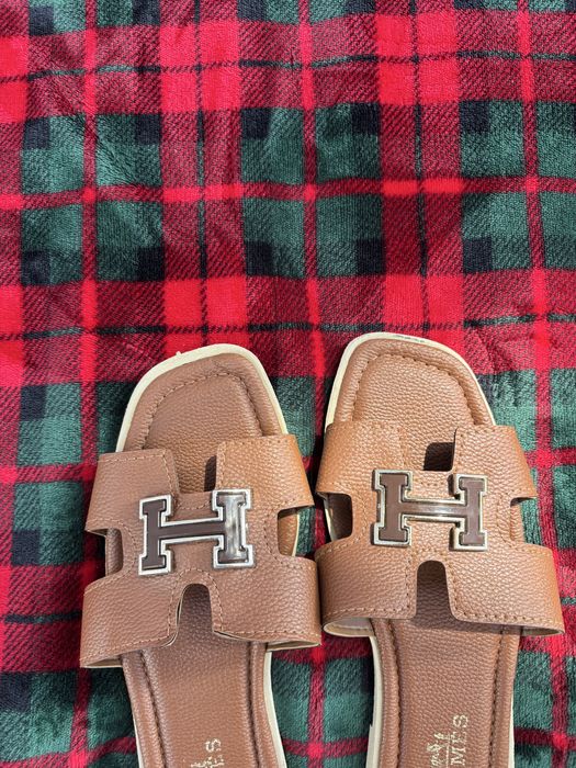 Klapki brązowe logowane