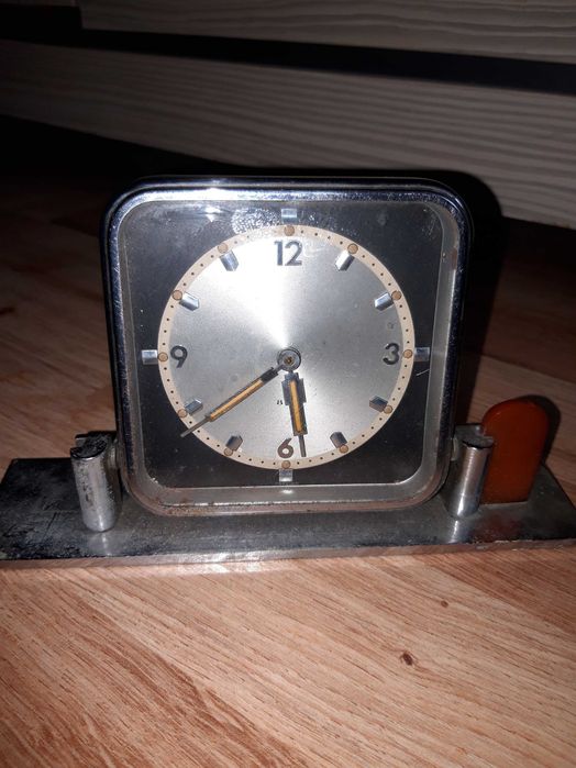 zegarek budzik nakręcany