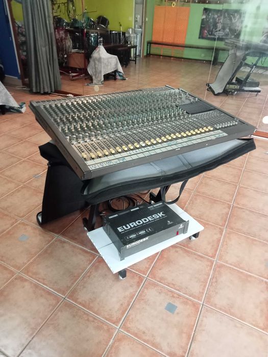 Behringer Eurodesk mx 8000 [mesa de mistura] (24+24 canais)