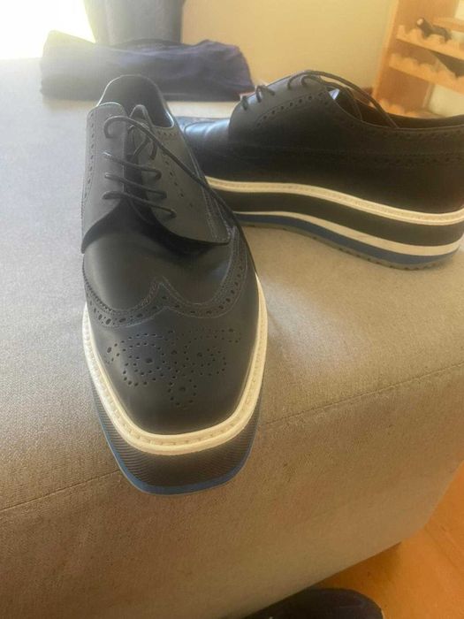 Sapatos Prada derby 2EG015 na cor couro preto