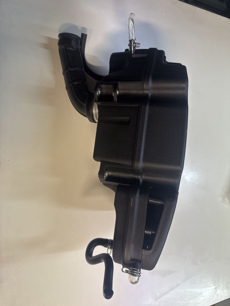 Obudowa  osłona filtra powietrza piaggio vespa gts 300 z gumami F 13