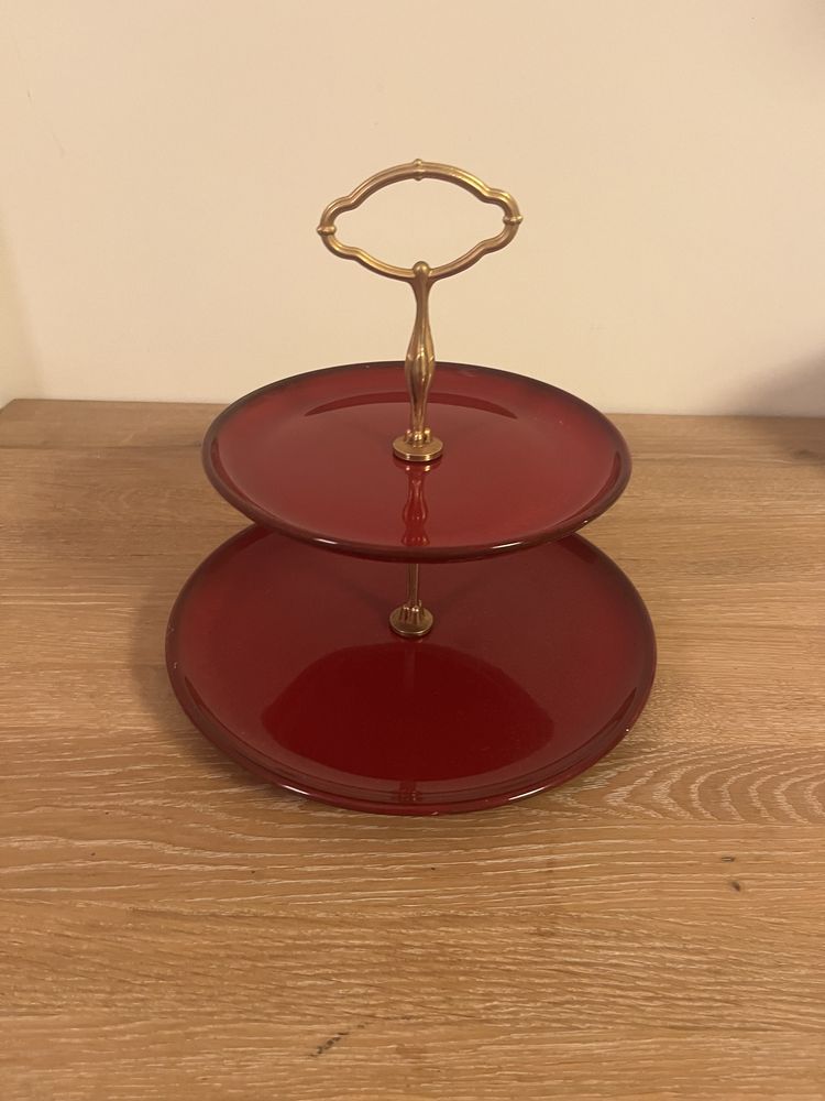 Czerwony stojak na ciasto z ceramiki