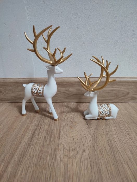 Dwa piękne białe jelenie z złotymi rogami dekoracja świąteczna