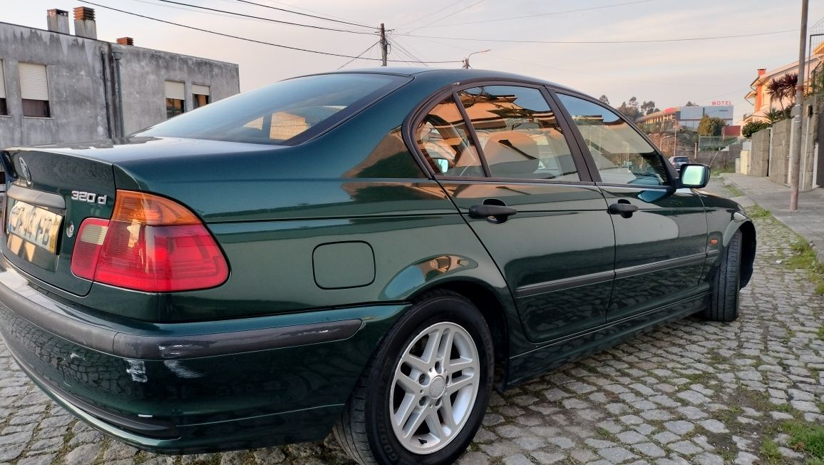 BMW 320D sedan em bom estado geral