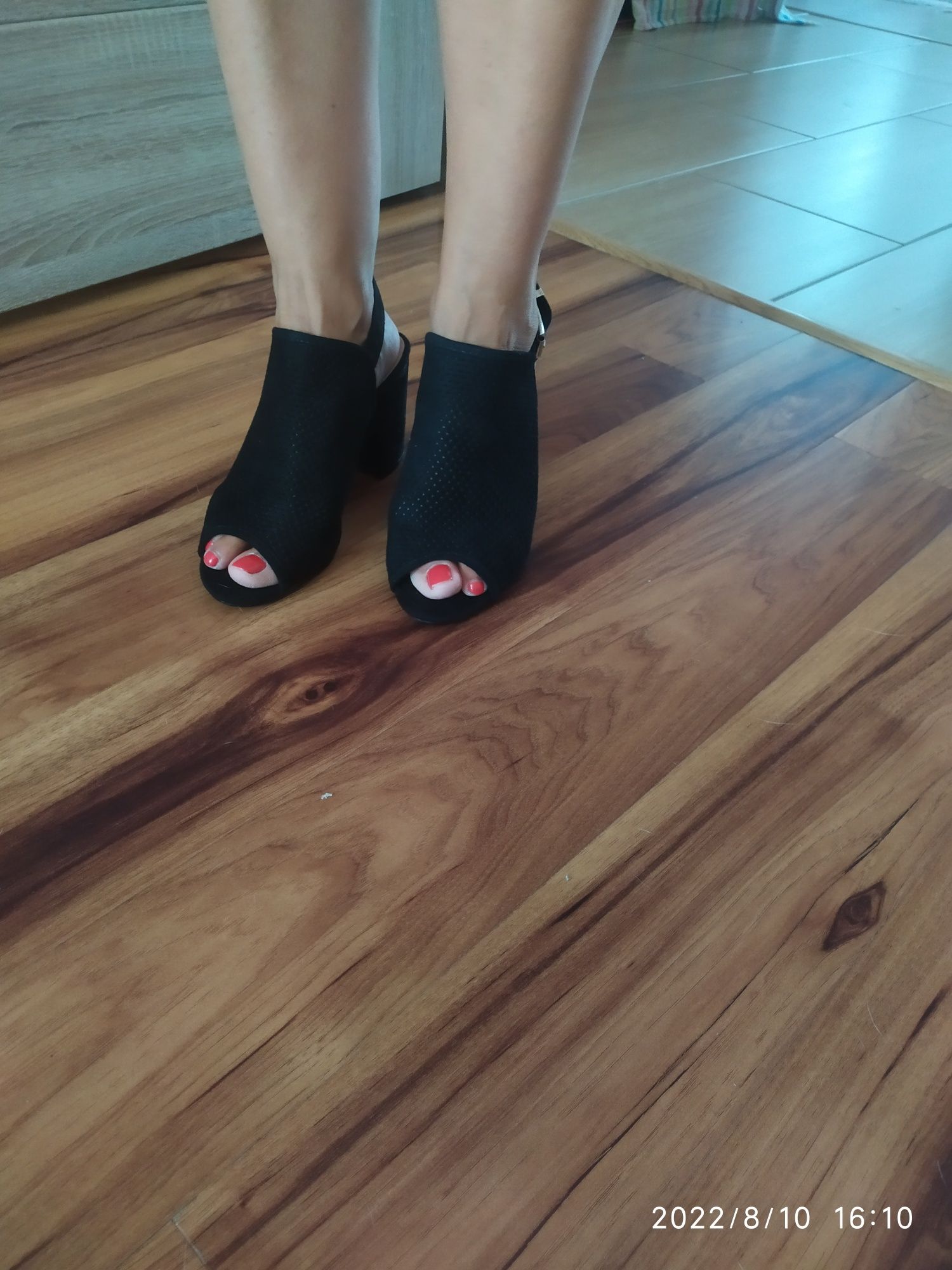 Buty botki czarne dziurkowane 36