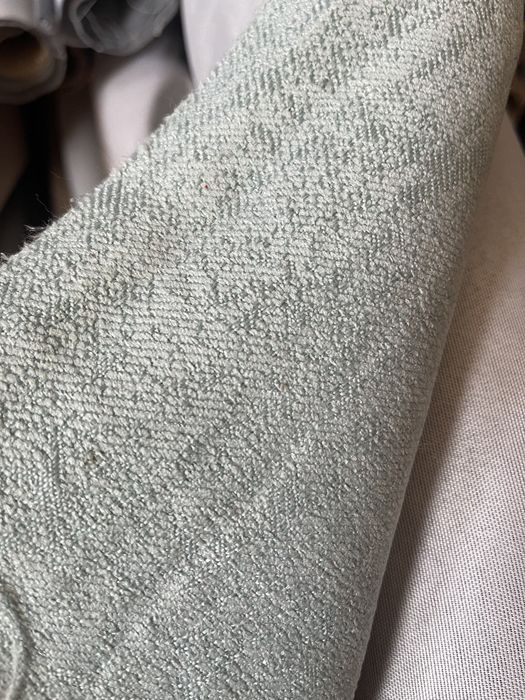 Куски  і відрізки різної тканини меблевої